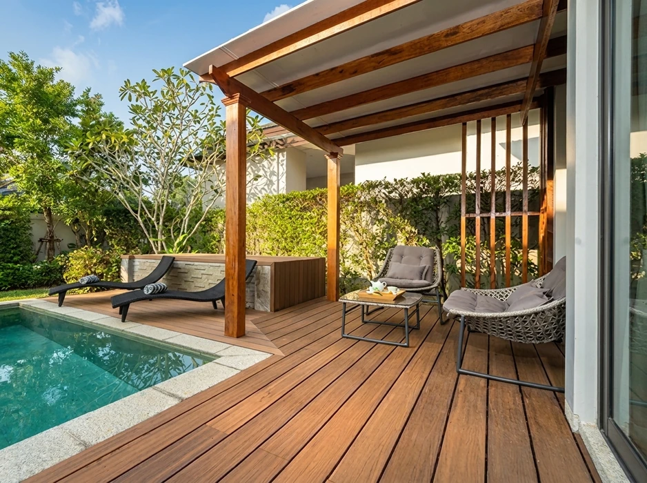 Terrasse extérieure de villa de luxe avec piscine privée