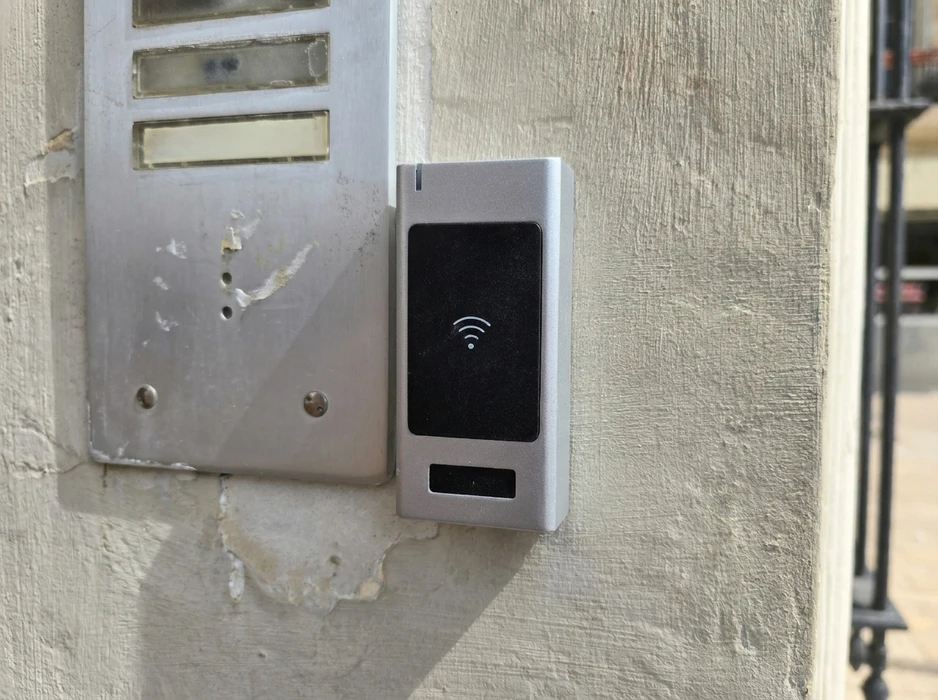 Entrée d'immeuble extérieure, mur en pierre calcaire