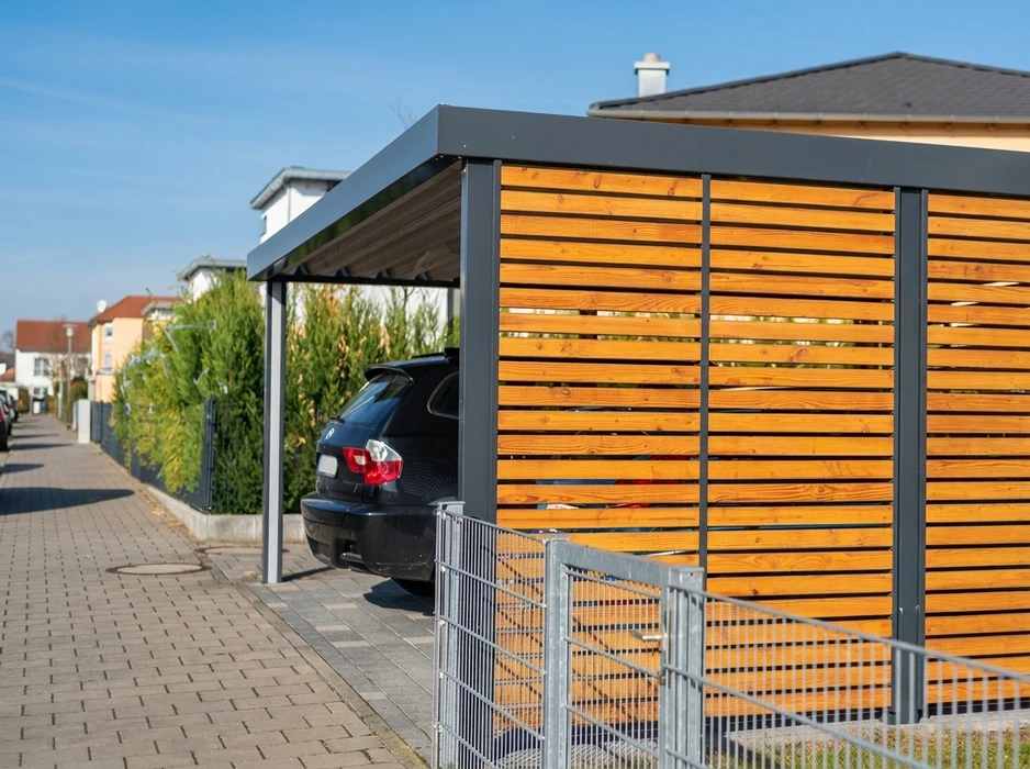 Carport aluminium anthracite moderne adossé à une maison individuelle