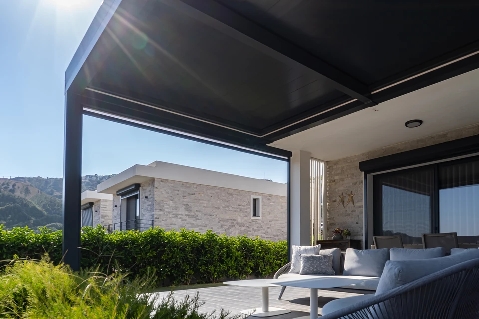 Chantier de construction intérieur avec ouvrier utilisant une perceuse-visseuse sans fil rouge pour fixer une fenêtre PVC blanc